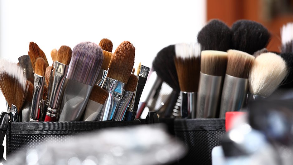 Best Travel Makeup Brushes For the Best Look